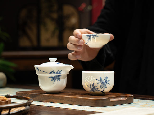 04.1·手绘春酣三头旅行茶具.JPG